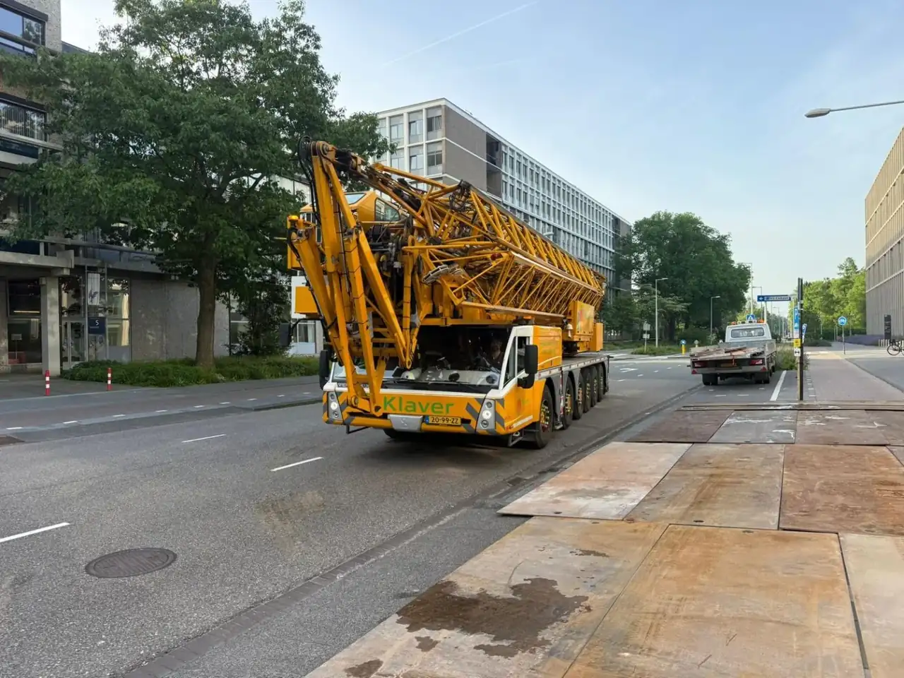 Mobiele torenkraan in stedelijke bouw - foto 3