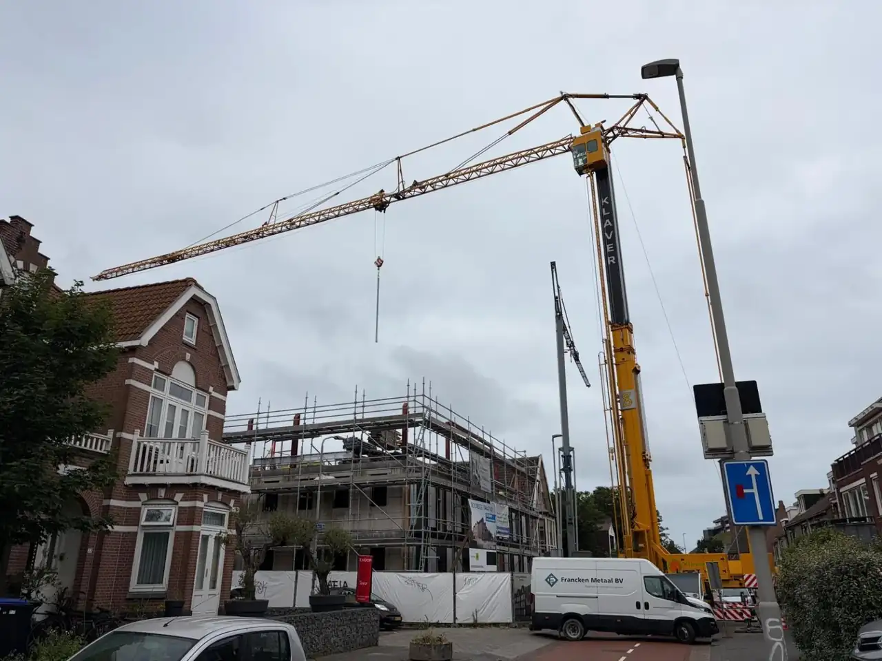 Mobiele torenkraan in stedelijke bouw - foto 4