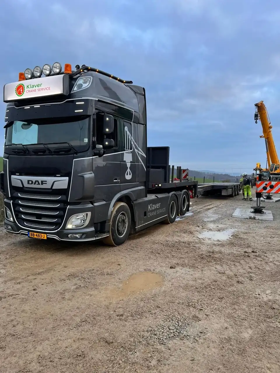 DAF XF 530 FTS + semi-dieplader in projectinzet