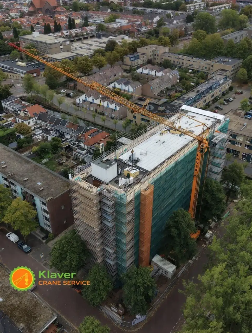 Mobiele torenkraan in stedelijke bouw