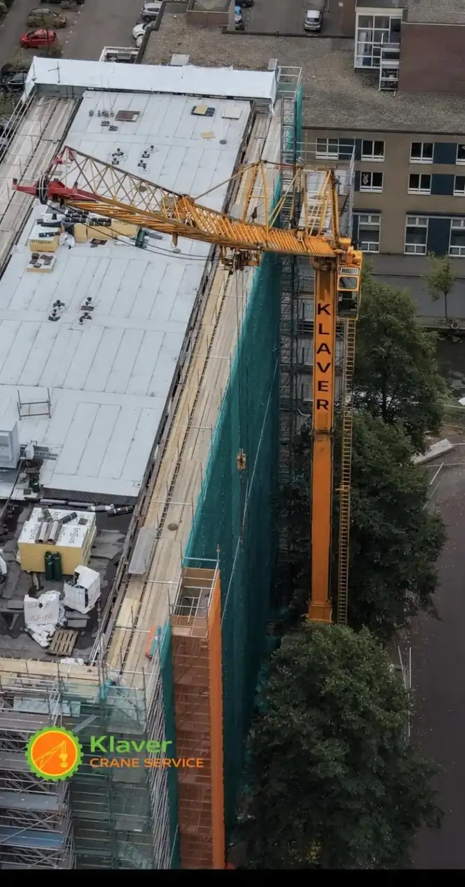 Mobiele torenkraan in stedelijke bouw - foto 2
