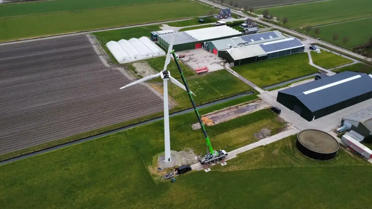 Windturbinewerk met mobiele telescoopkraan